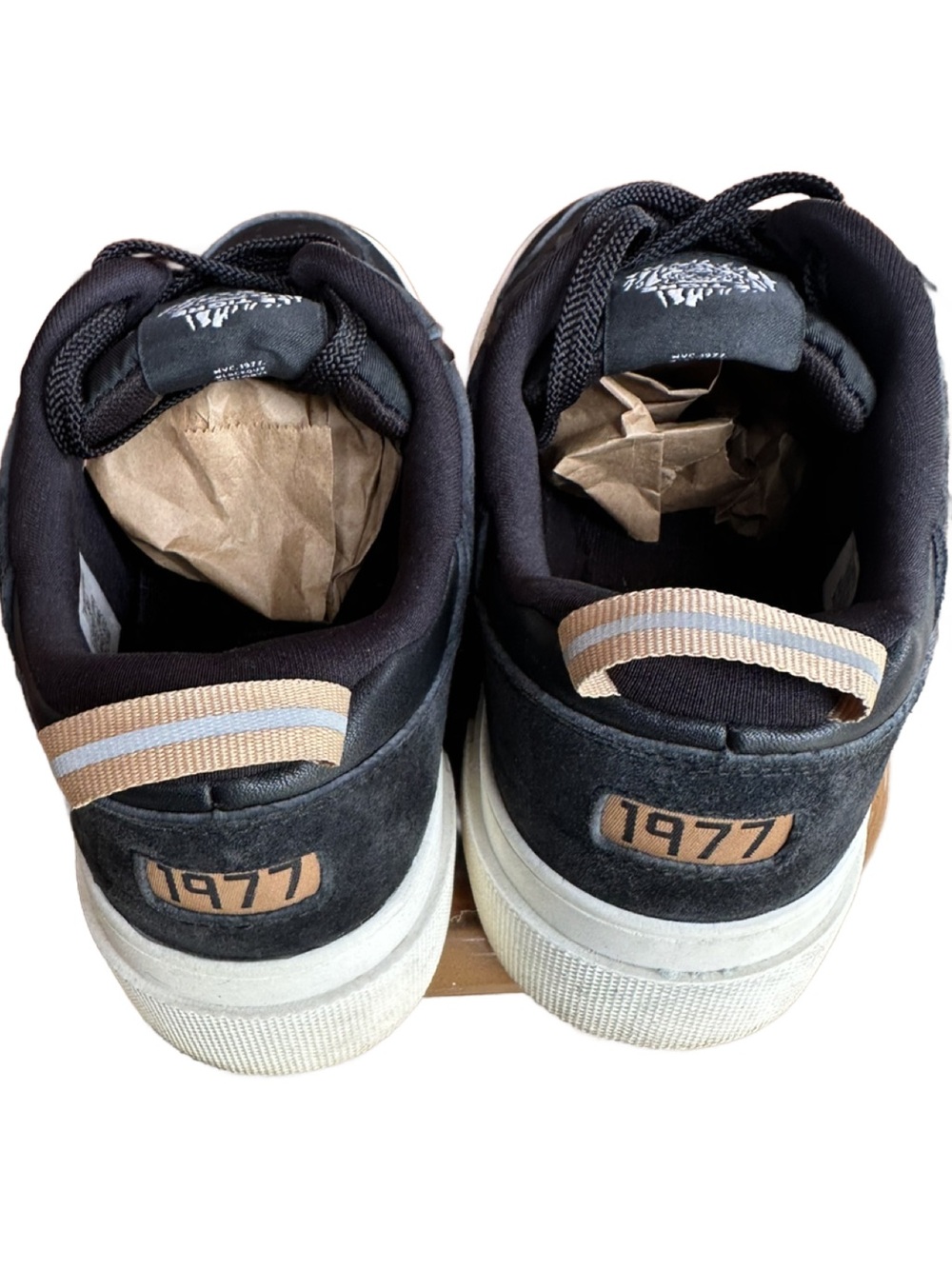 Le Tigre Women’s Black Suede Low-Top Platform Sneakers with Cream Sole Accents - Picture 4 of 8